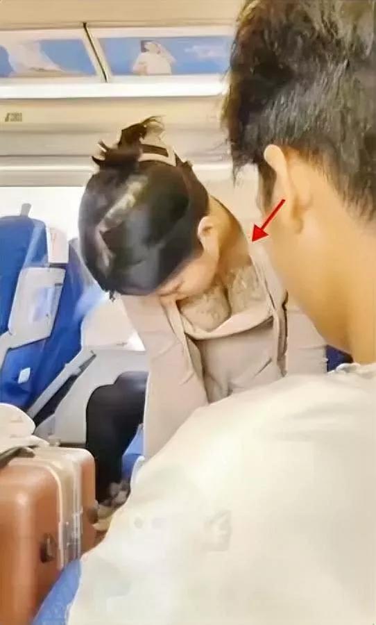“盯行李”别盯人！火车过道那么窄，你多扫一秒，对方就多尴尬一分。我试过把视线