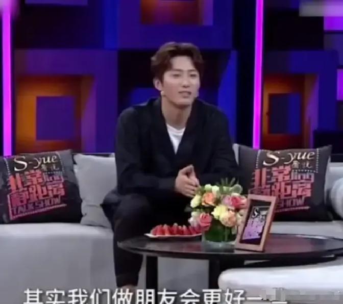 演员窦骁说：“我在加拿大时，有次谈了一个很喜欢的女孩子，我每天送她上下学，感觉光是跟她走在一起，我就