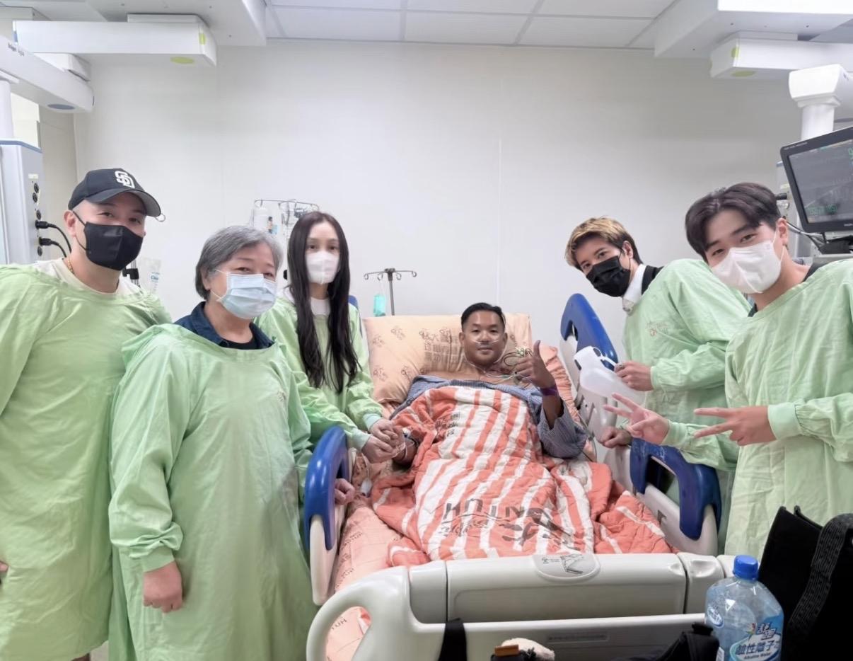 黑人陈建州出了ICU，王力宏去探望，手拿夜壶很搞笑。两人情谊深厚。在王力宏艰