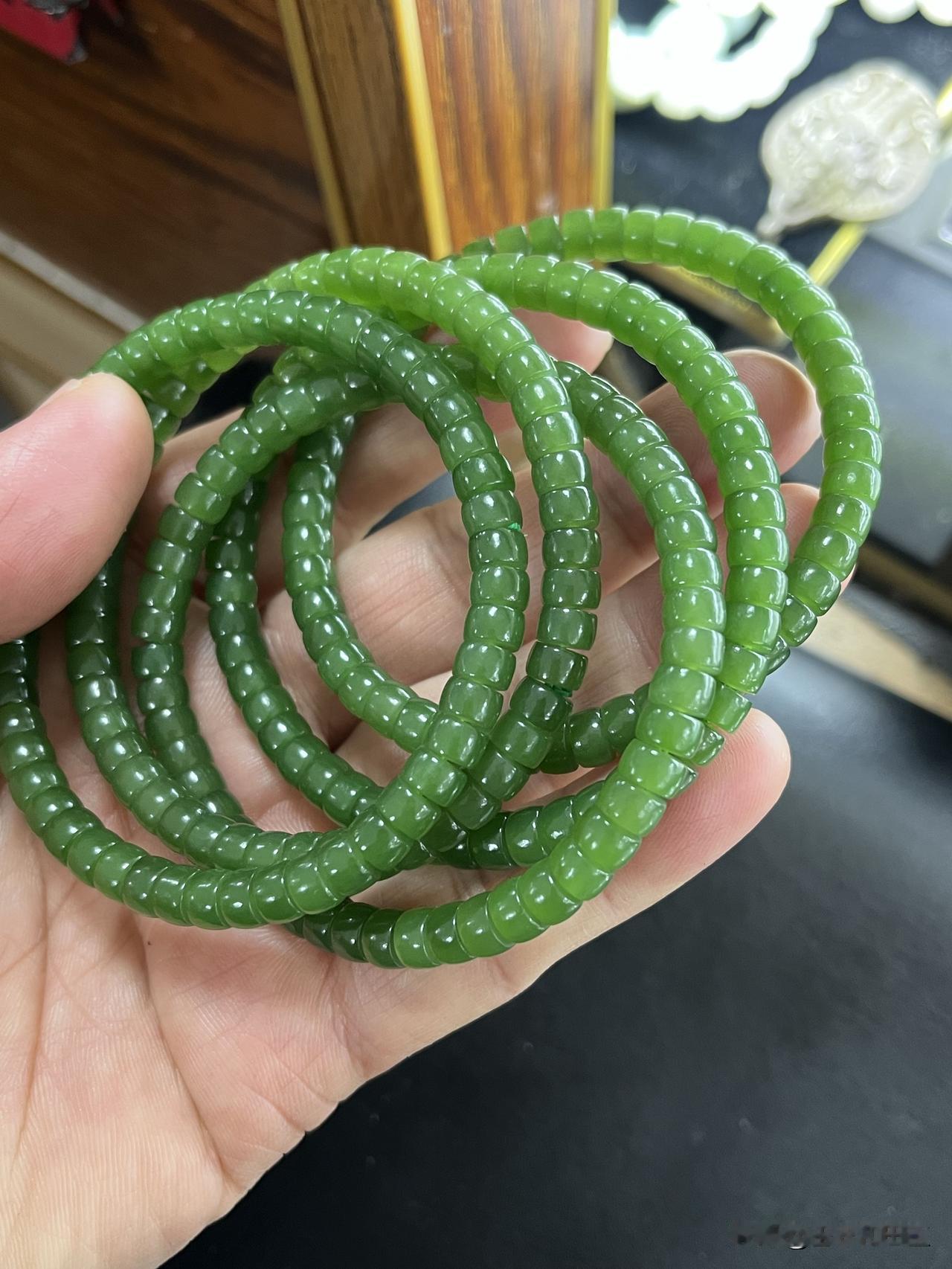 新切一批碧玉手串直切。归圆度好。难得的是颗颗干净细腻。料子染色亮气。碧玉宝石手链