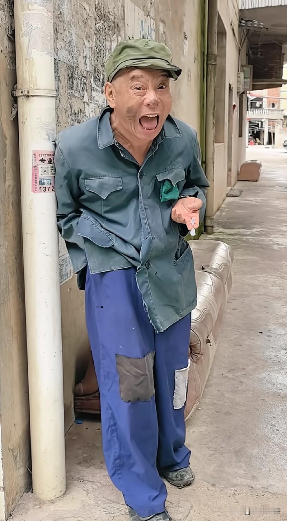 这哥们这身衣服，没准能够流行起来，如果哪个大品牌再生产出这样的服装，相信有些有钱