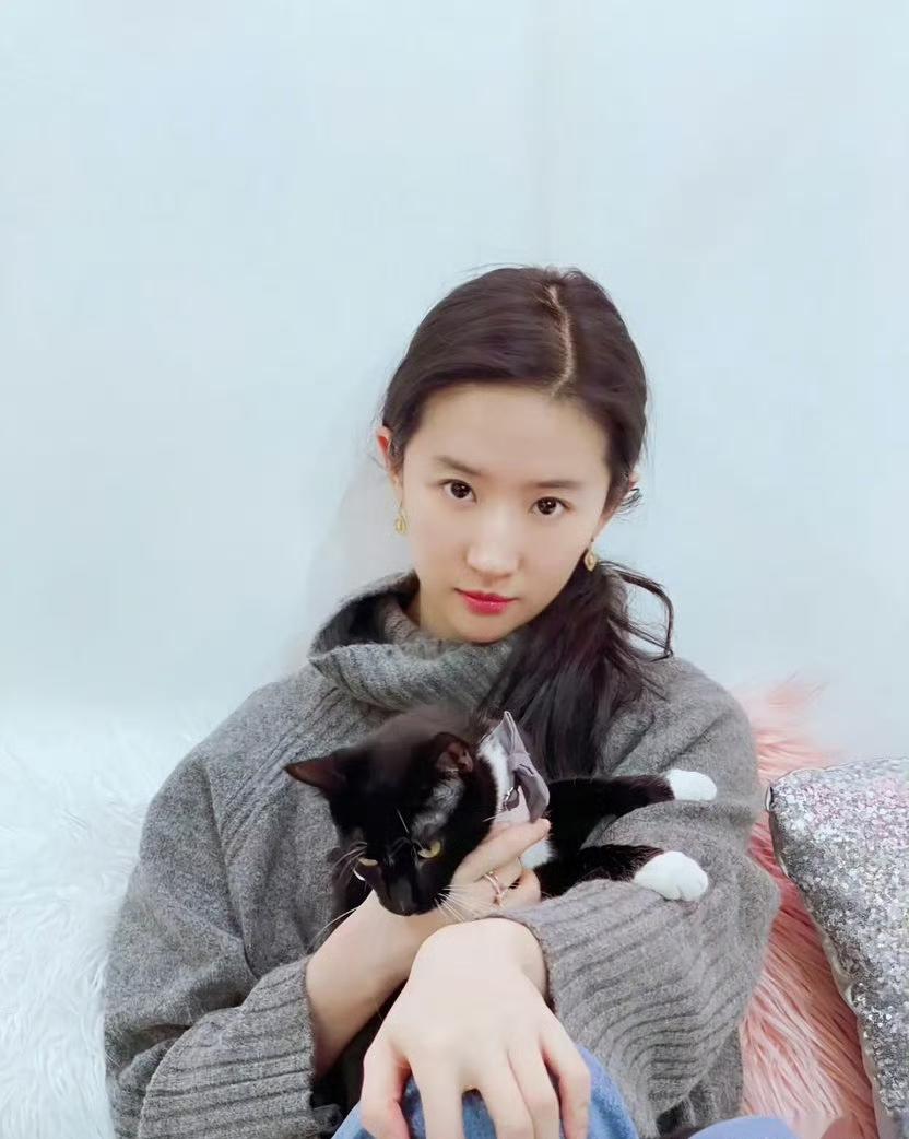 刘亦菲：最高级的美感，是允许自己不完美很多人追逐镜头里无懈可击的精致，以为