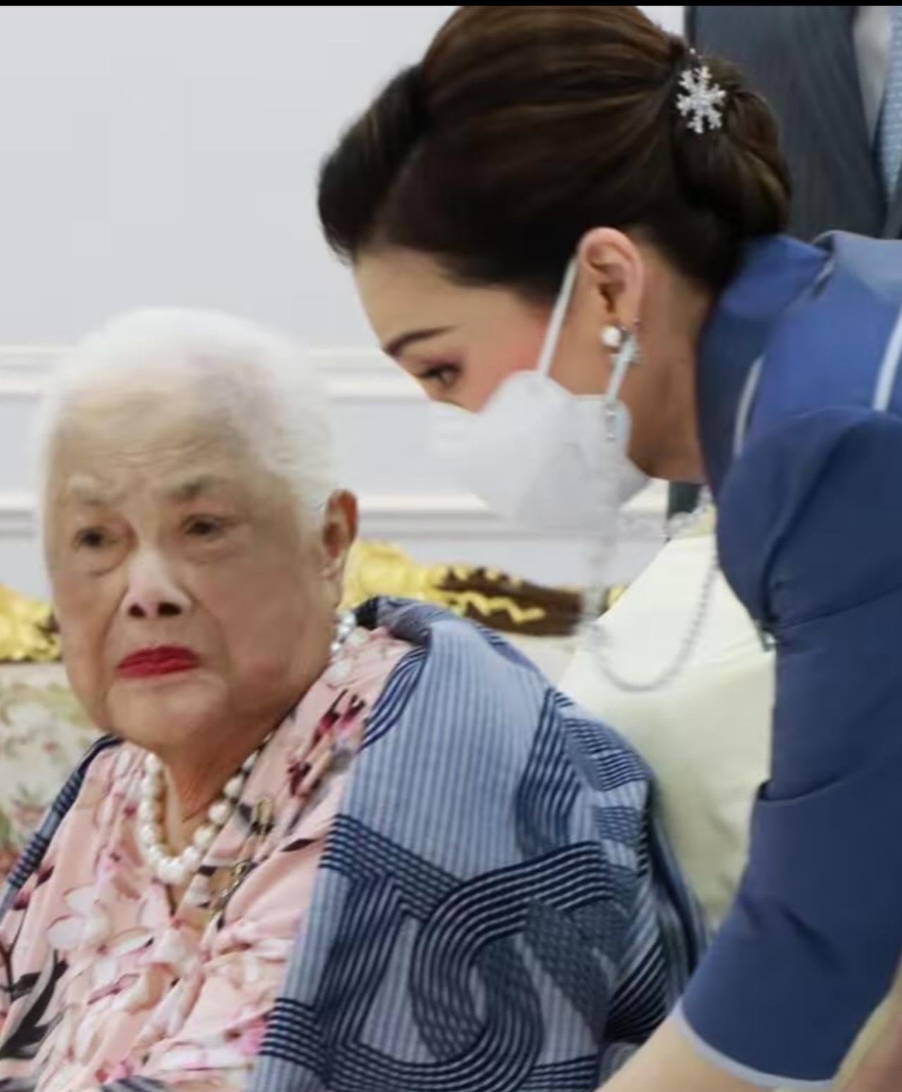 3年前苏提达为婆婆贺寿，两位王后罕见同框2022年8月12日下午，一场意义非凡