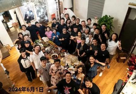 刘欢的豪宅究竟有多大？刘欢在北京城郊有一处房产，2002年入手的，德式风格，是