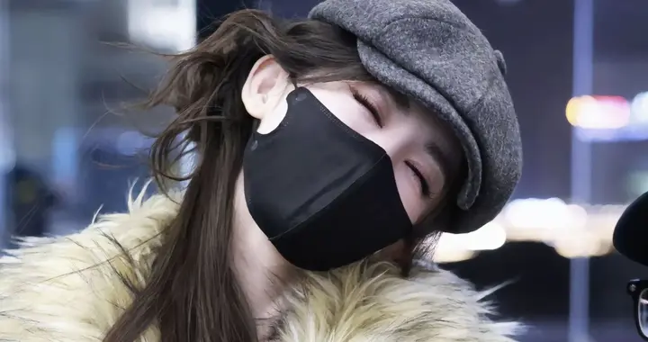 娜扎现身机场, 皮草搭配牛仔裤慵懒又时髦, 真又温柔又美到爆炸!