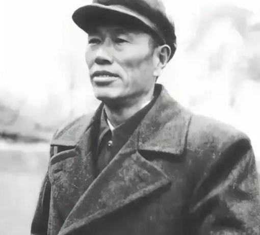 对越反击时，军委让邓华指挥，邓华拒绝道：我不合适，有两个原因。对越自卫反击战动员