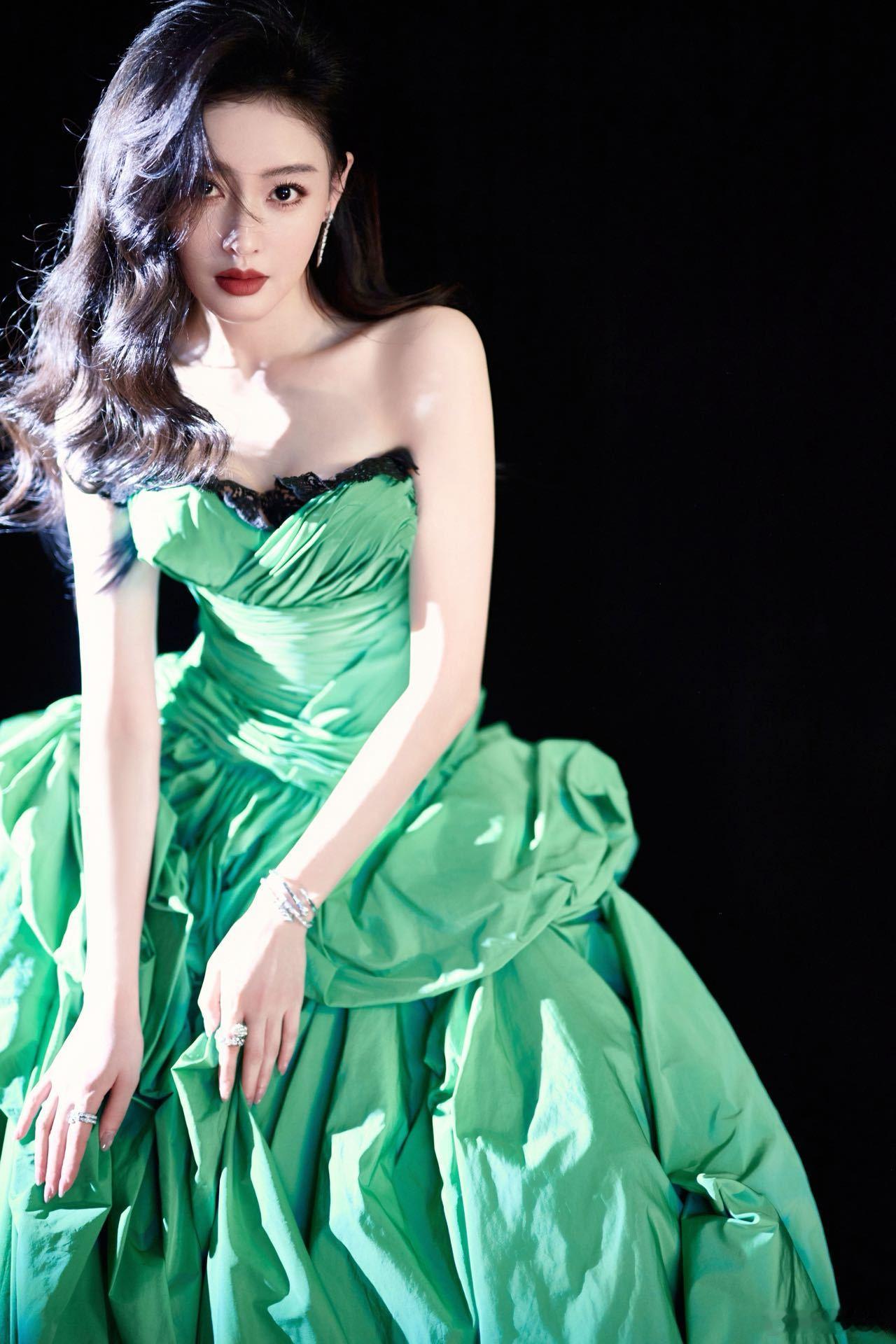 张天爱雨中绿野造型自带氛围感的雨中红毯，张天爱绿意穿搭清新又亮眼。气质松弛又明艳