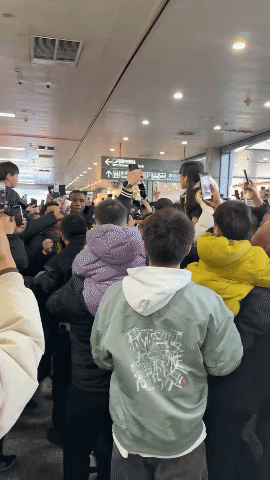 太恐怖了！山西男篮外援迪亚洛抵达山西太原，球迷热情接机，万人空巷的场面，特警开路