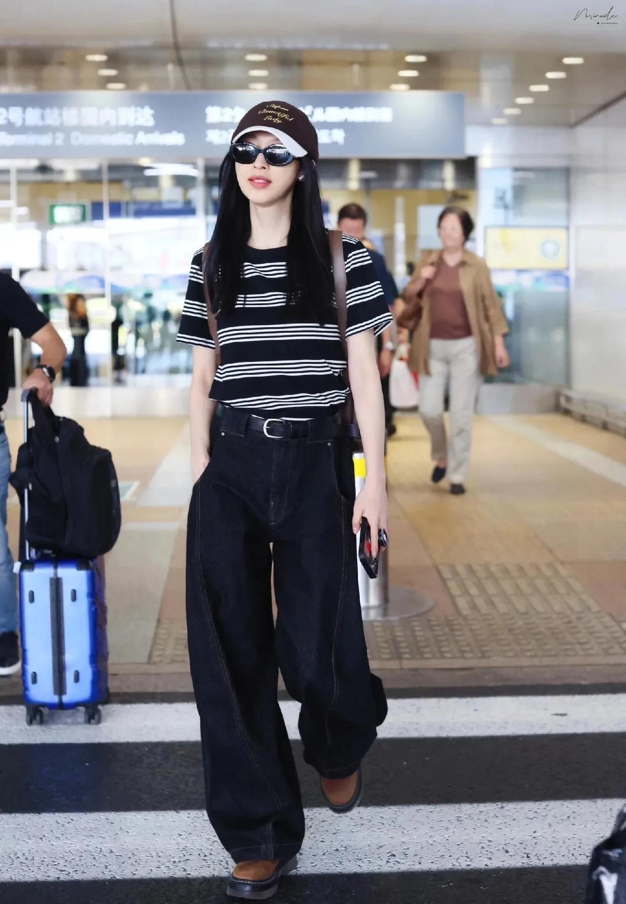 说真的，张俪这一身，才是真正的「女明星机场穿搭天花板」吧？没有过度营销，没有用