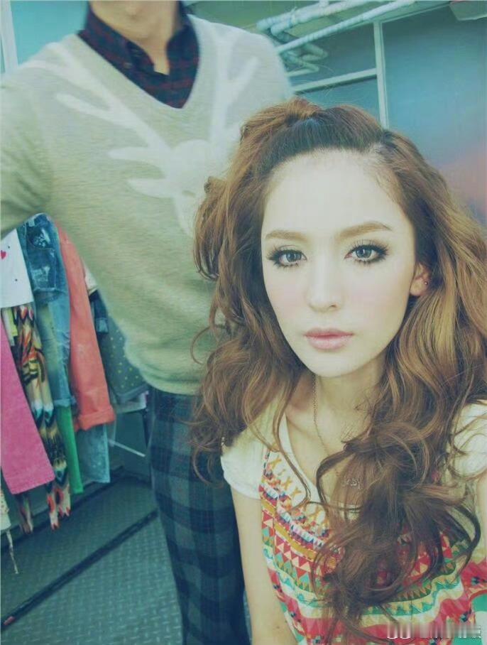 娜扎早期经济上升期的美哈哈哈哈哈这个发型也太抽象了吧娜扎：这是我黑历史，不要放