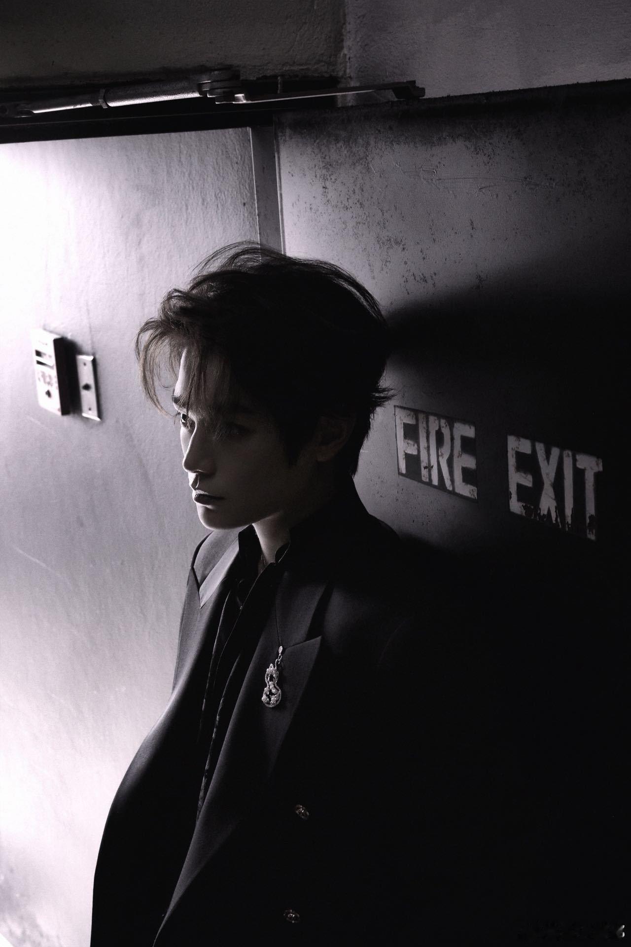 丁禹兮泰国活动生图丁禹兮这身黑西装简直帅得不可思议！无论是身形还是气质都完美展现