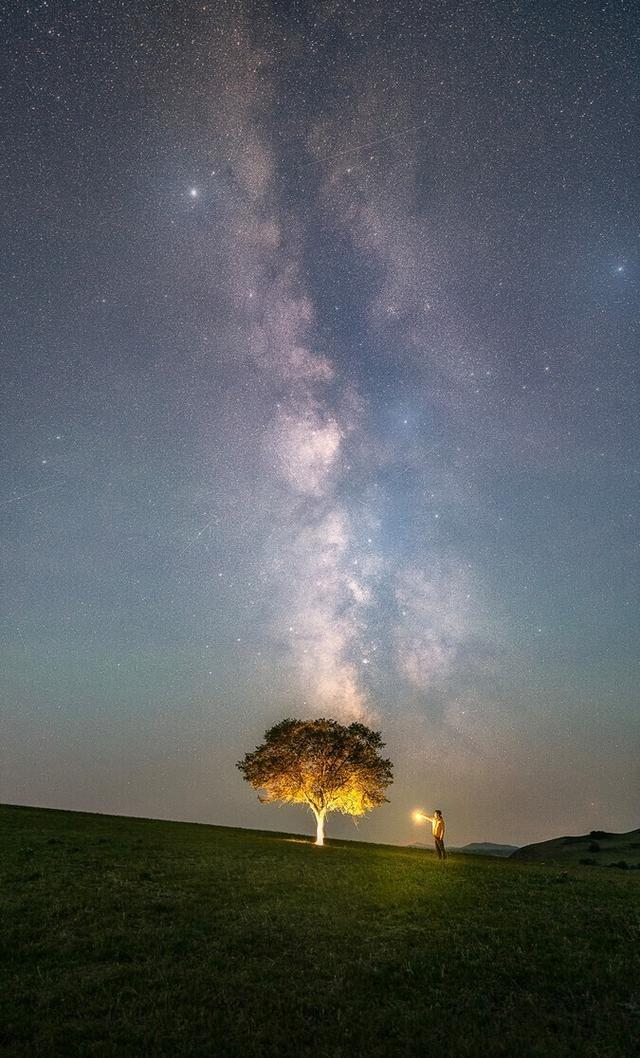 银河照片别只拍星空，加入人物后画面会更有故事感很多人第一次拍银河，都会把注意