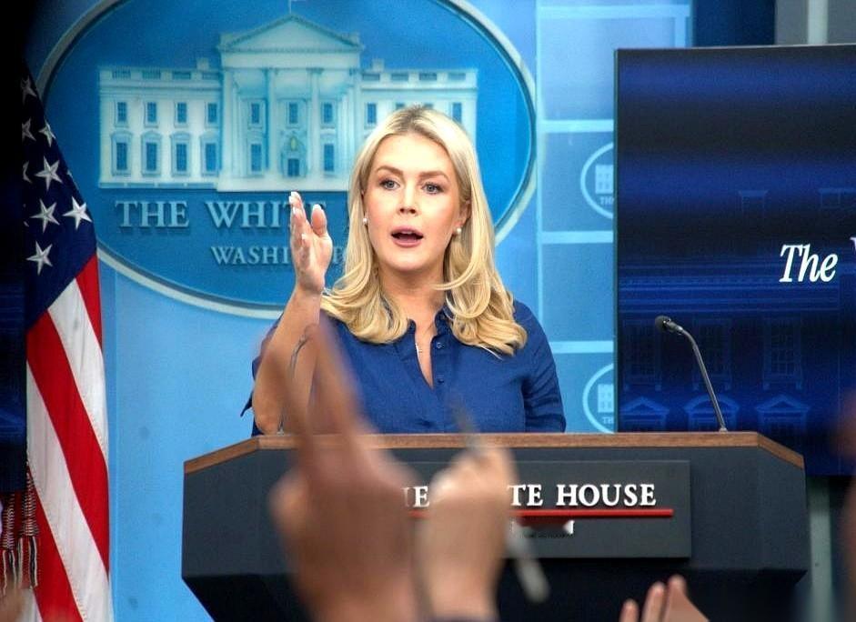 白宫那位90后女发言人，卡罗琳·莱维特。她终于在一场全球直播的记者会上，当着所