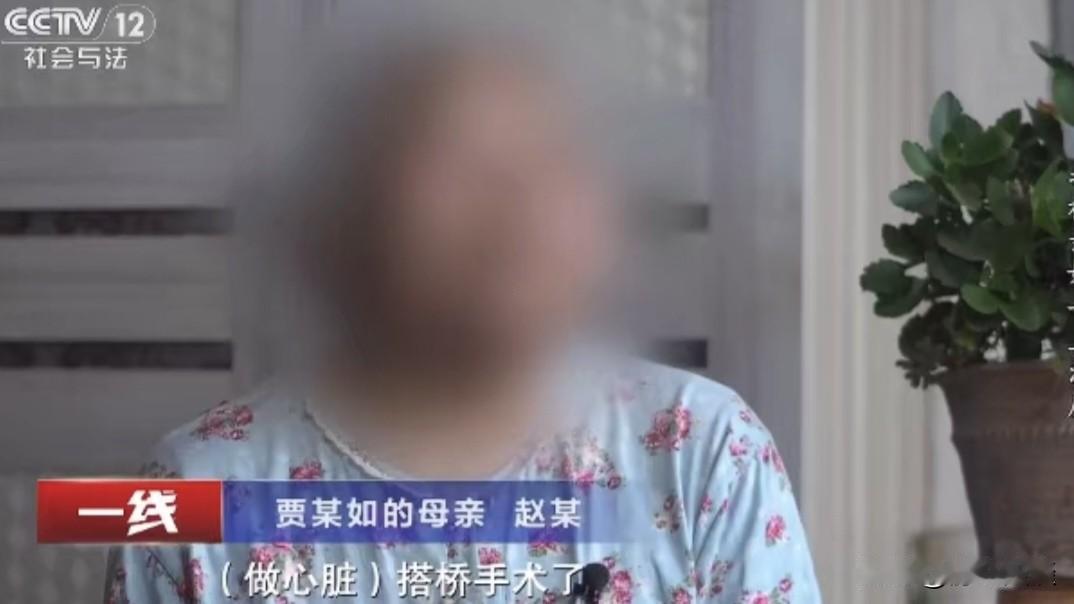 河北，一女子未婚先孕，抱着未满月的孩子回了老家，把孩子扔给老母亲头也不回就走了，