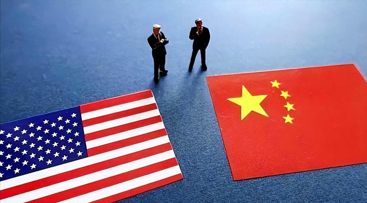 摩根大通的报告里有一个耐人寻味的对比：中国一直在囤积粮食、化肥、能源和工业金属；