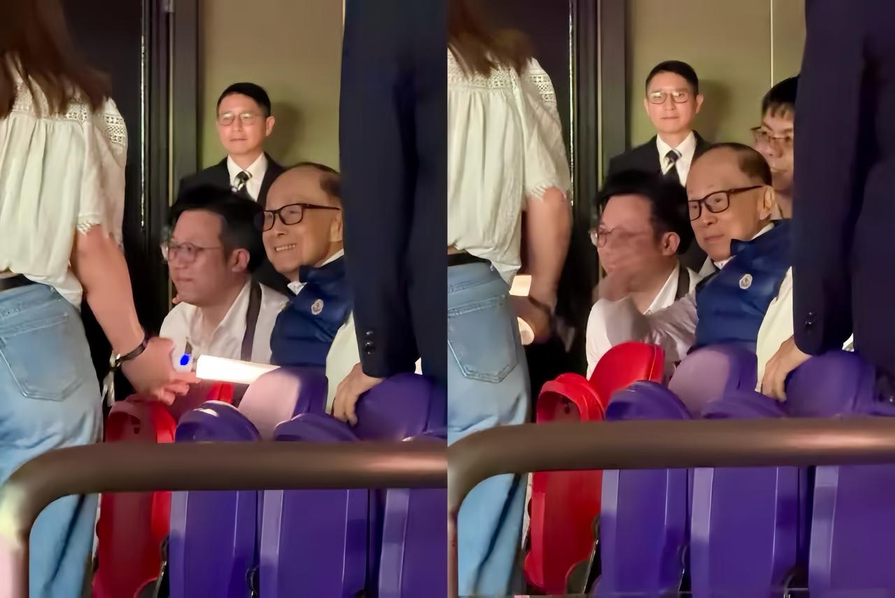 96岁李嘉诚看五月天演唱会，坐轮椅入场，挥手与众人热情打招呼，“多谢晒、多谢晒”