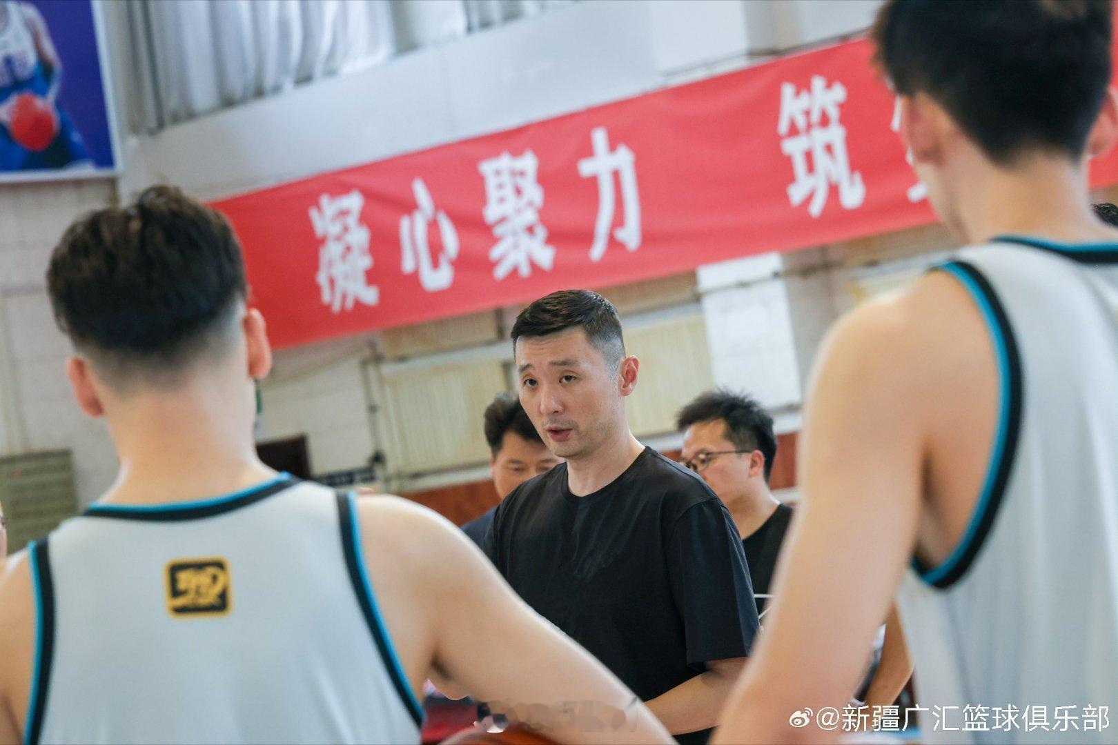 近日去球队探营拍摄，也了解了新疆男篮新赛季的教练组阵容：教练团队保持稳定核心的