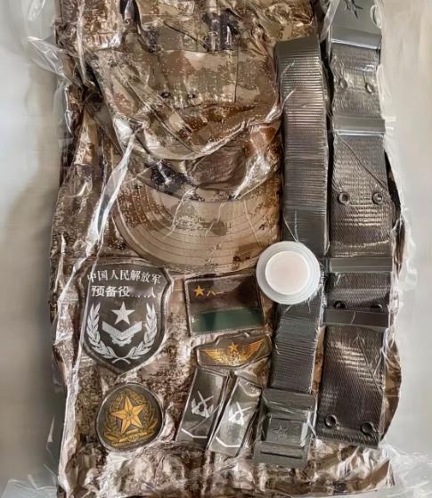 预备役军官的大校可以60岁，士兵是18~35岁。预备役服装发下来了。做好一切