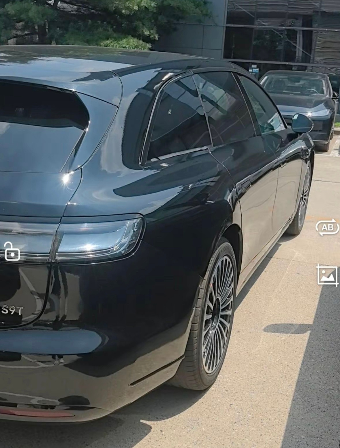 来看看黑化版本的享界S9T（图一），帅吧？​​​