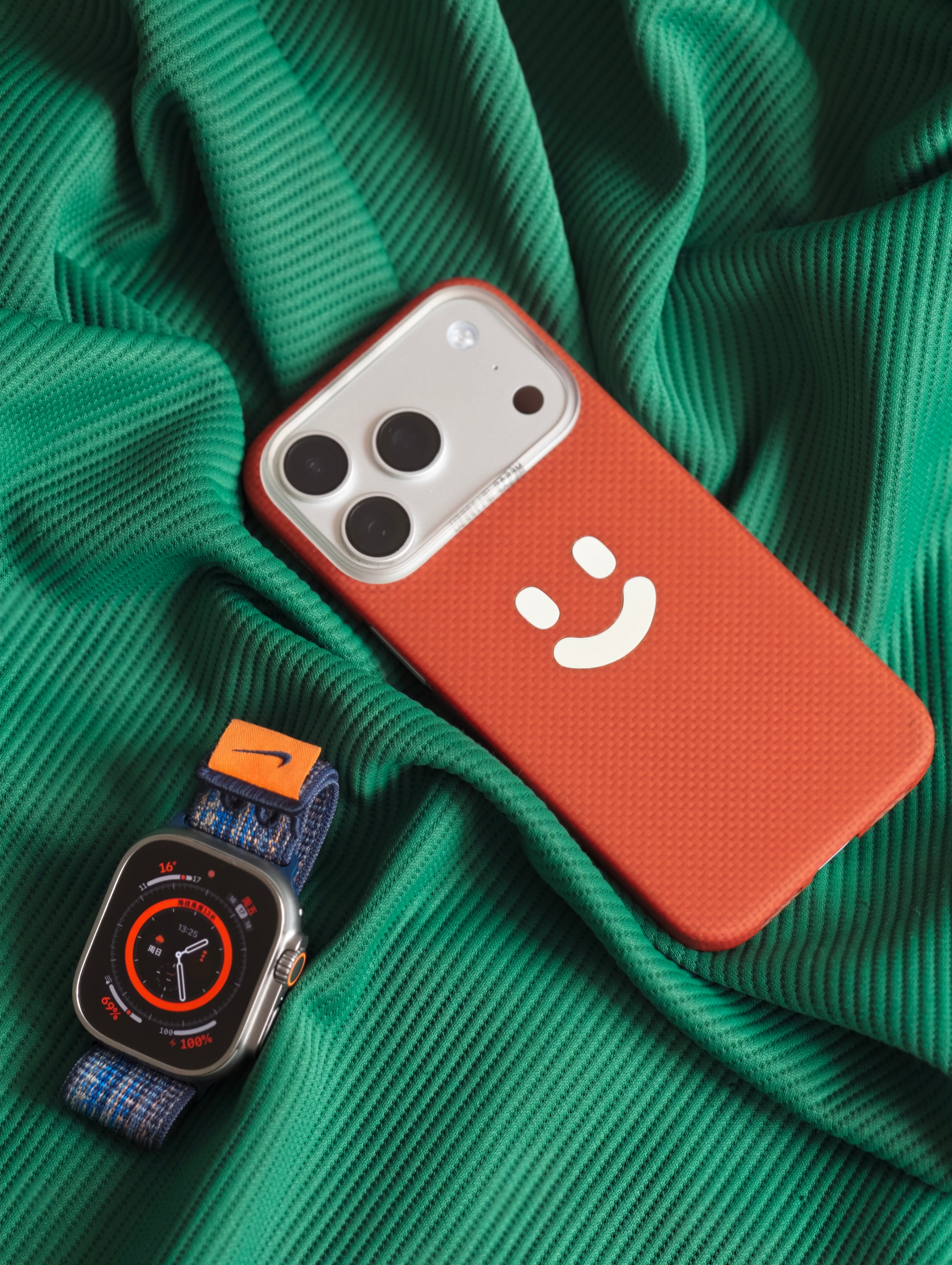 今儿iPhone17Pro的衣服是橙色凯夫拉，老朋友家的。好喜欢这个橙色