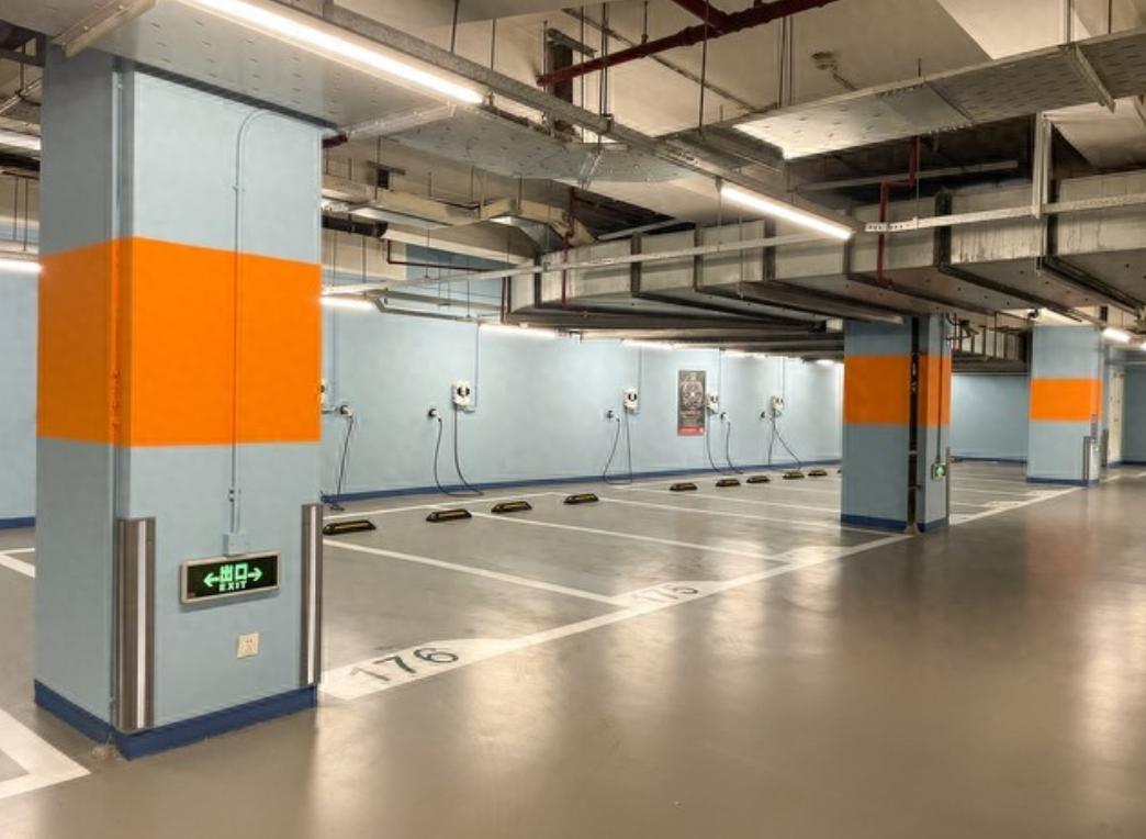 你被物业用“电容不够”四个字堵过几次？我家楼下老王，去年买了辆电车，车位是自己