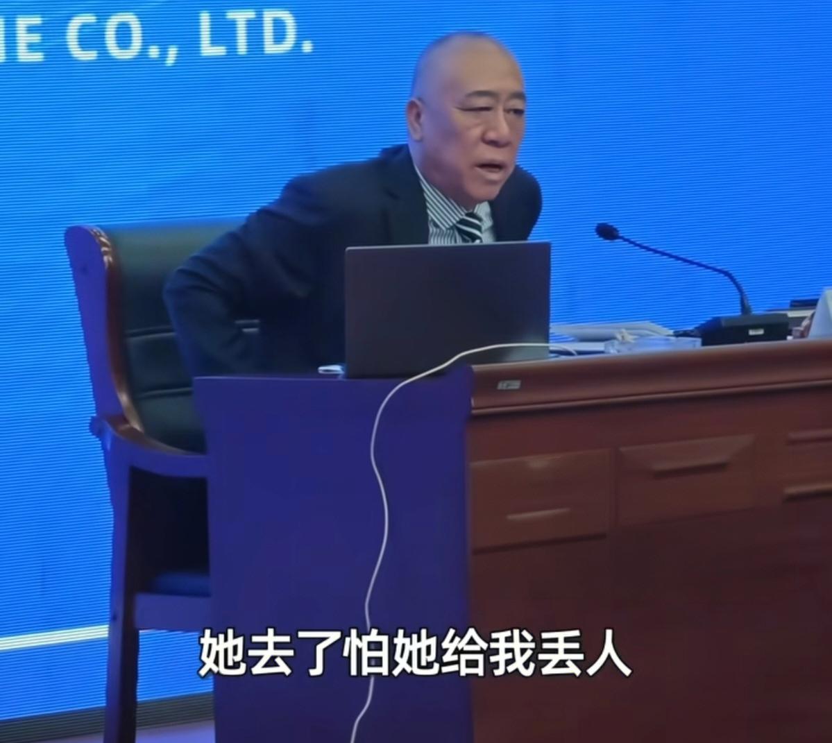 嫌娘丢人，就不让亲妈参加自己婚礼？崔培军把一个员工当场辞退了。因为什么。