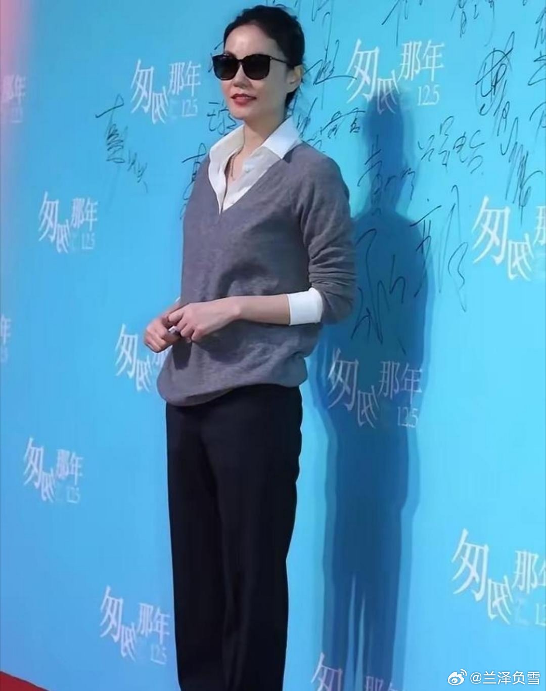 王菲就穿一件灰针织衫去首映礼，周围明星个个高定加身，她却连妆都懒得化。她不追爆款