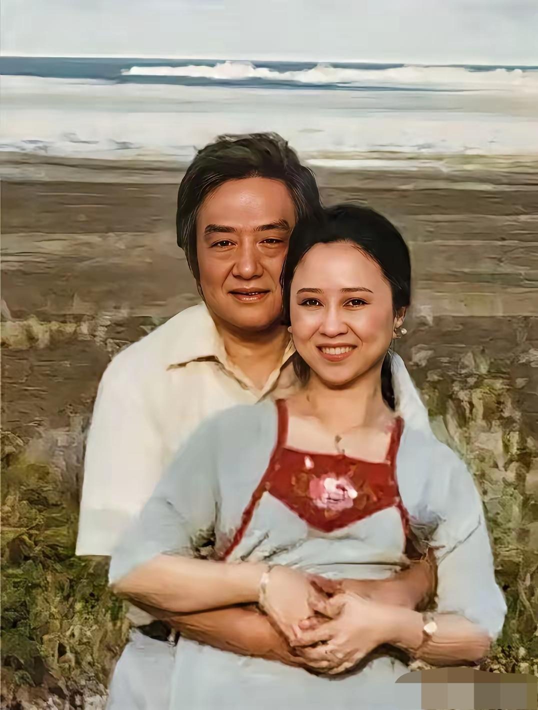 图中这位女士，她的小说和影视作品火遍大江南北，走进千家万户，影响了几代人，她虽然
