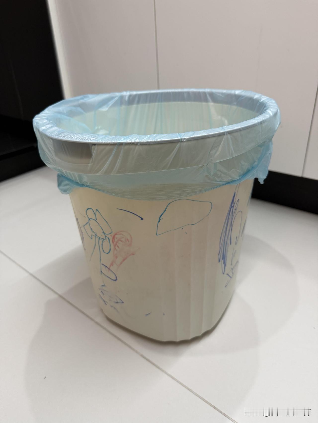 30+中年妇女绝望瞬间晚上偏头痛发作了，带女儿去上完体能课回来后，我躺在沙发上