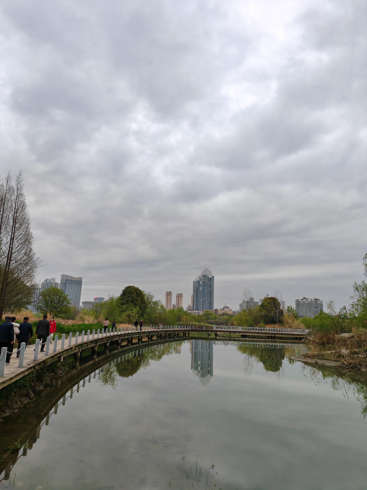 今天的心情也安静了许多。因为这几天高压低压经过治疗，也已经稳定了，今天的胃镜