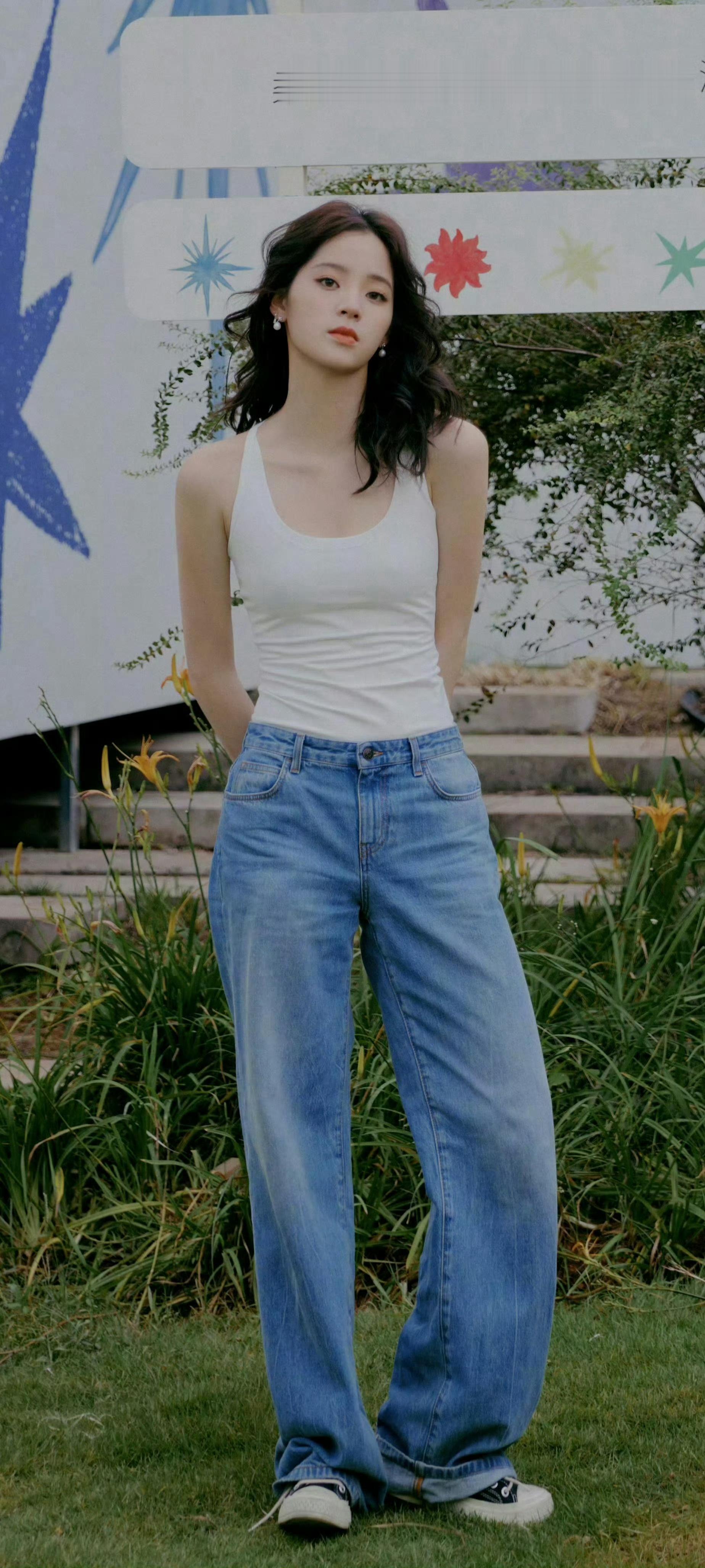 欧阳娜娜手机壁纸：背心牛仔纯美风穿搭。欧阳娜娜