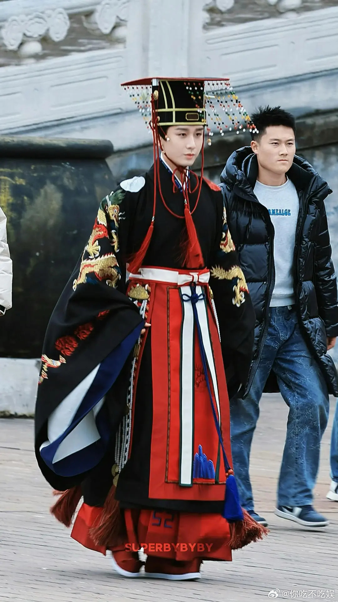 成毅的气质是不是有点驾驭不了这种衣服？