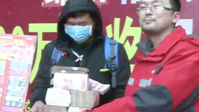 刷到一个新闻：湖北一“厂弟”刮3天刮刮乐，喜中100万！扣完税到手80万，中奖
