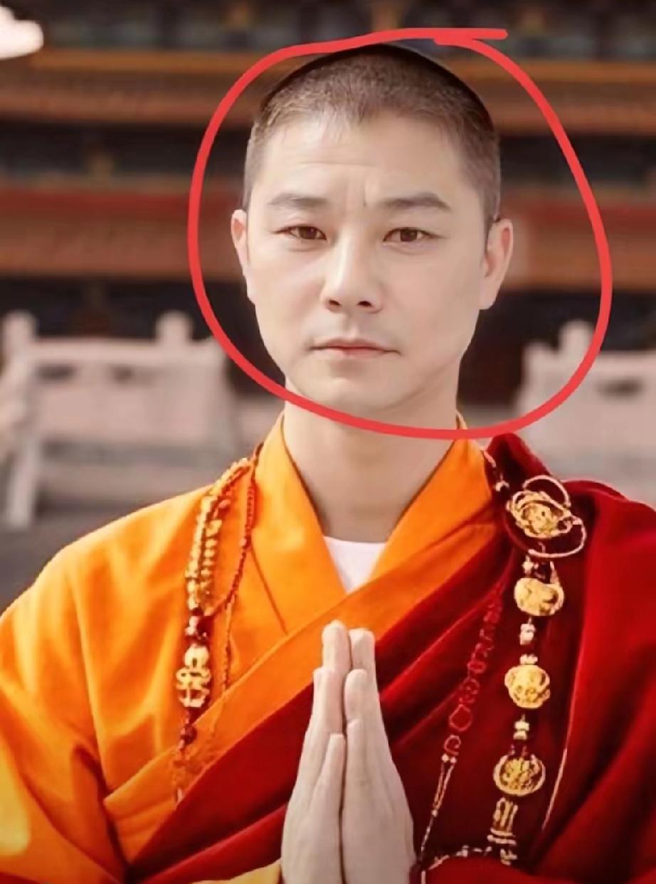 谁能想到去趟五台山，还能撞见这种“大场面”。镜头里那位穿着灰袍的“高僧”，嘴里