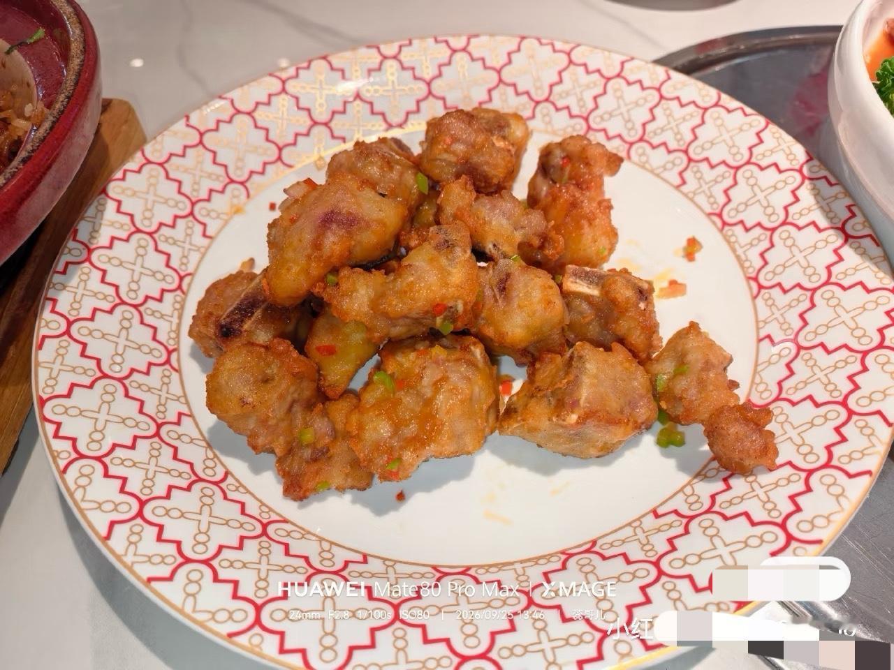 就这么点儿，一盘儿蒜香排骨，卖58元一份，我说，老板，太贵了，你起码赚了我40元