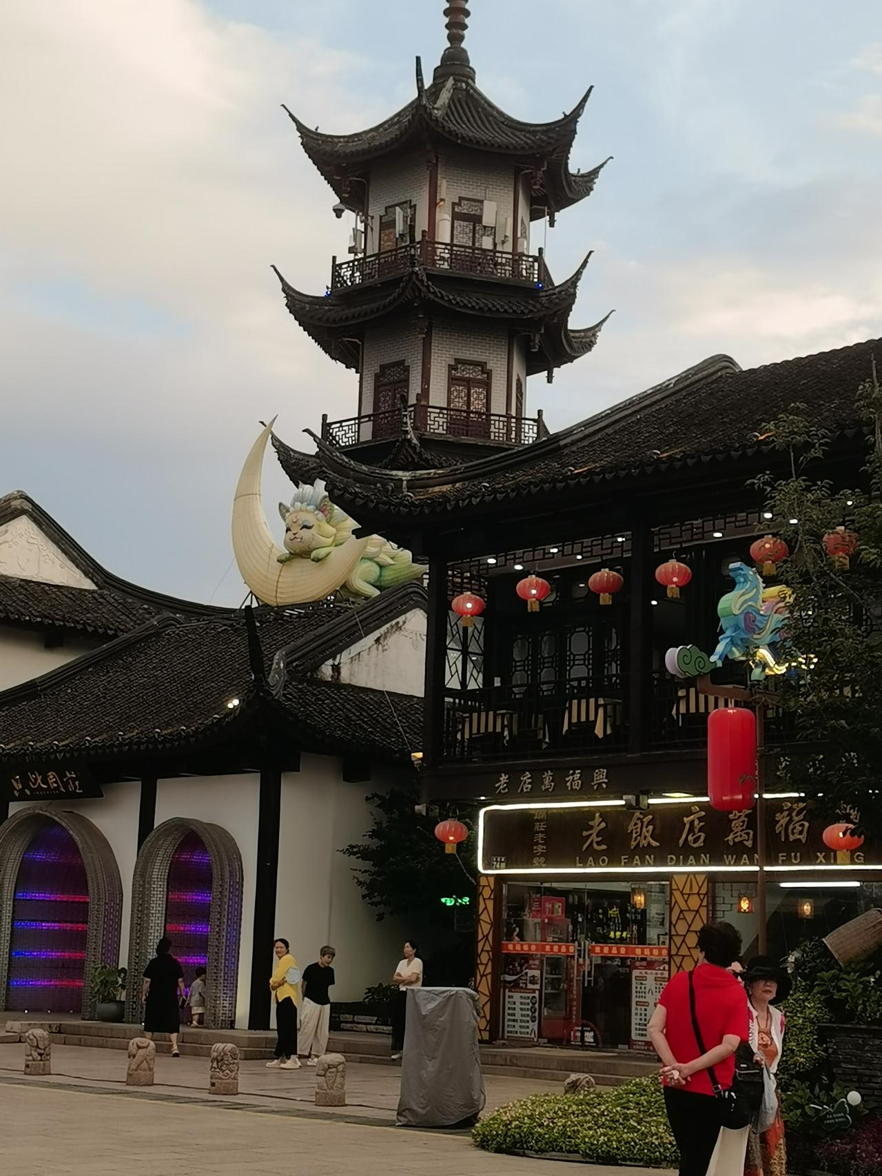 夏日生活打卡季江南夜色灯光下的古镇——周庄。