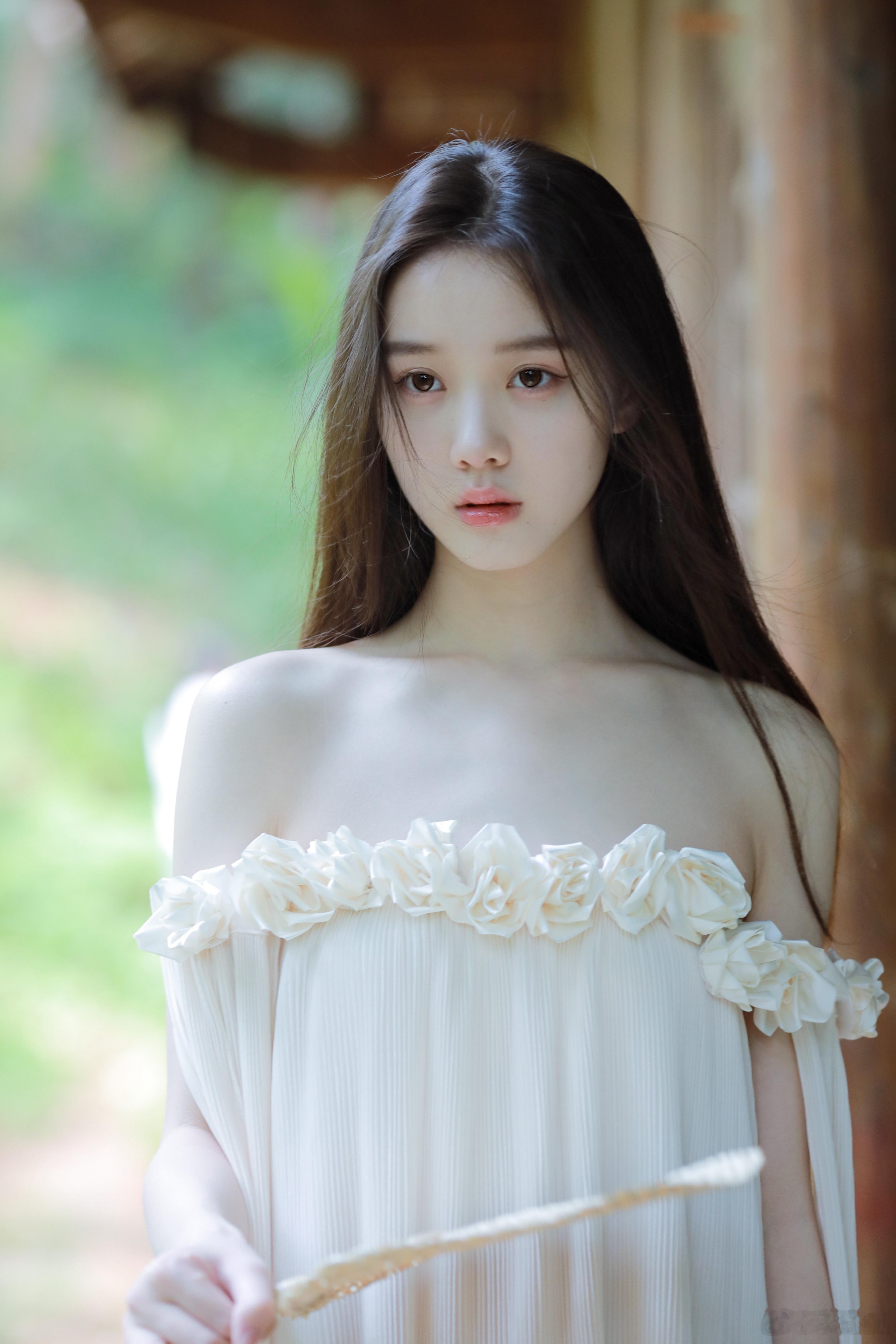 李瑜木栏边，素裙半垂露雪肌，抬眸那瞬，风都载满勾人的意。​​​