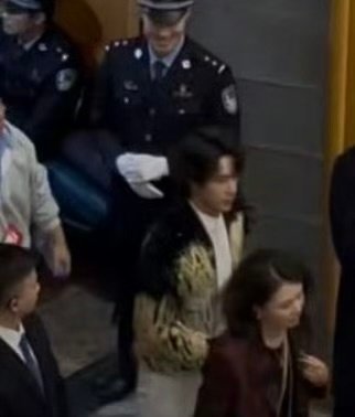 啊啊啊啊啊啊啊啊啊王一博来了！！！！！！王一博春晚王一博边走边唱