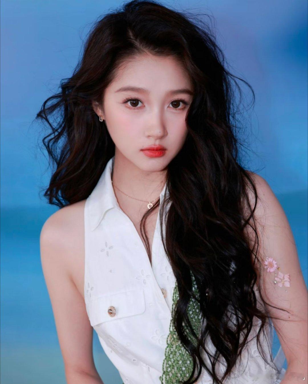 1、迪丽热巴没啥架子，在剧组跟大家相处的很好，跟自己的替身会有很多互动，还喊对方