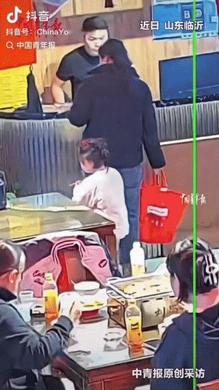 泪目了。山东，一位母亲给孩子看完病后，身无分文，走进餐馆怯生生地对老板说：“能不