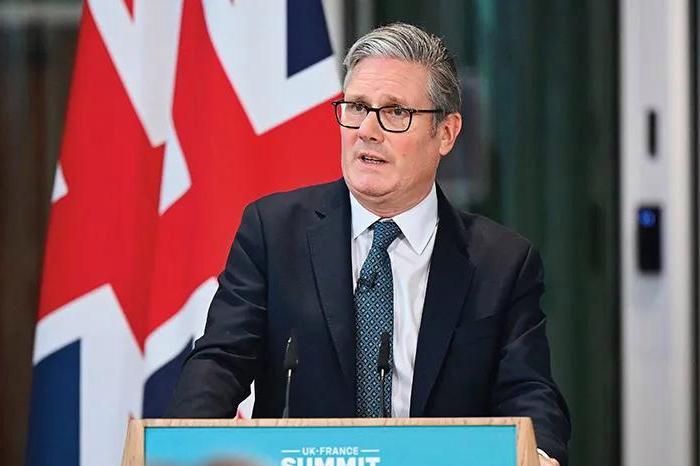 访华归来彻底硬气！斯塔默怒怼反华反对党，一句话戳穿英国八年糊涂账访华刚结束，