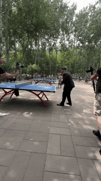 美国记者大搞“乒乓外交”：北京公园打球，明显北京大爷让着他了！报道中美峰会新闻的