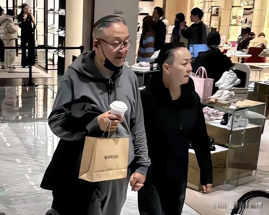 人生过得好不好，就看这年龄，还有没有人喜欢陪着你上街，有没有人仍旧愿意牵着你的手