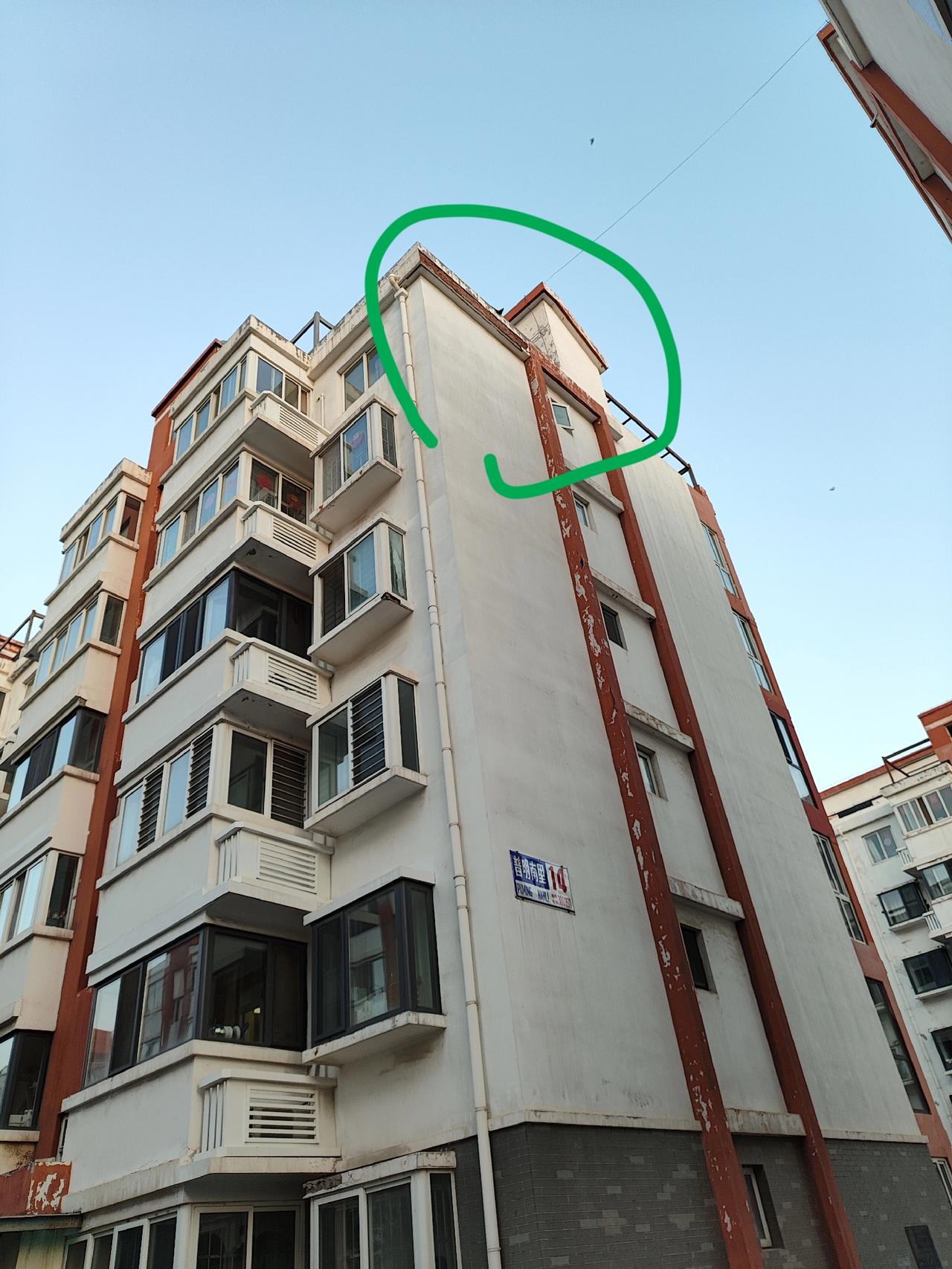 这种楼还能住人吗？物业应该管吗？快吓死了，吃饭间轰隆一声，外墙坍塌一片，心脏病