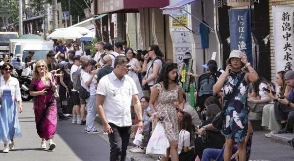 日本这个国家，对黑人严防死守，对欧美白人爱搭不理，但是对待黄种人，特别是中国人