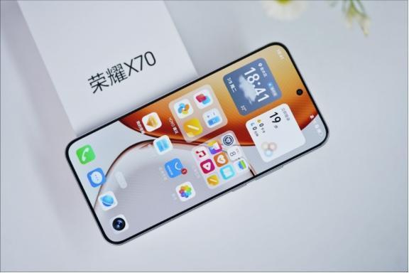 荣耀X70猛降462元！续航护眼能抵处理器短板？手机摔碎修屏花半机价、续航