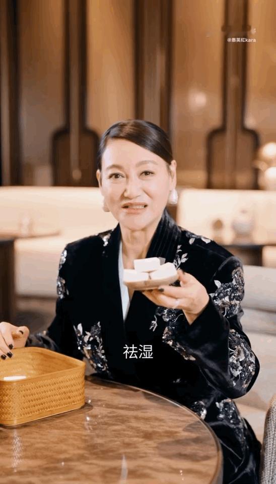 惠英红收特产眼里冒光！秒认茯苓膏讲功效，土笋冻像虫子，红菇搜营养煲汤用，养生又可