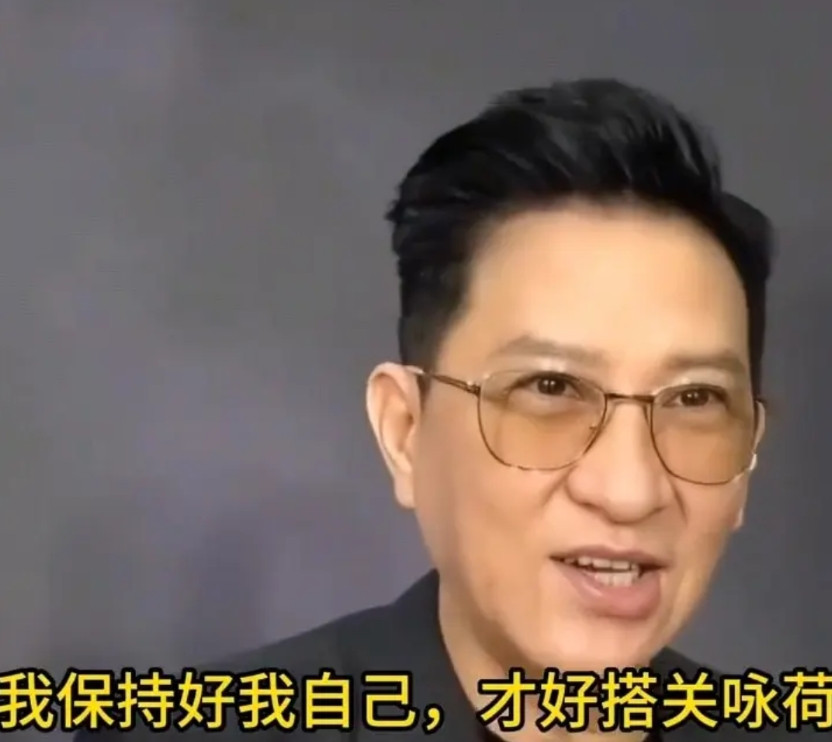 记者问张家辉：“你太太（关咏荷）最近会不会出来拍戏？”张家辉微微一笑说：“她