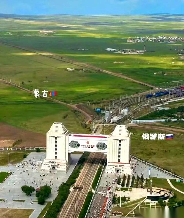 网上那张中俄蒙三国交界的图，就一眼，什么话都不用说。镜头先给到我们这边。一条崭