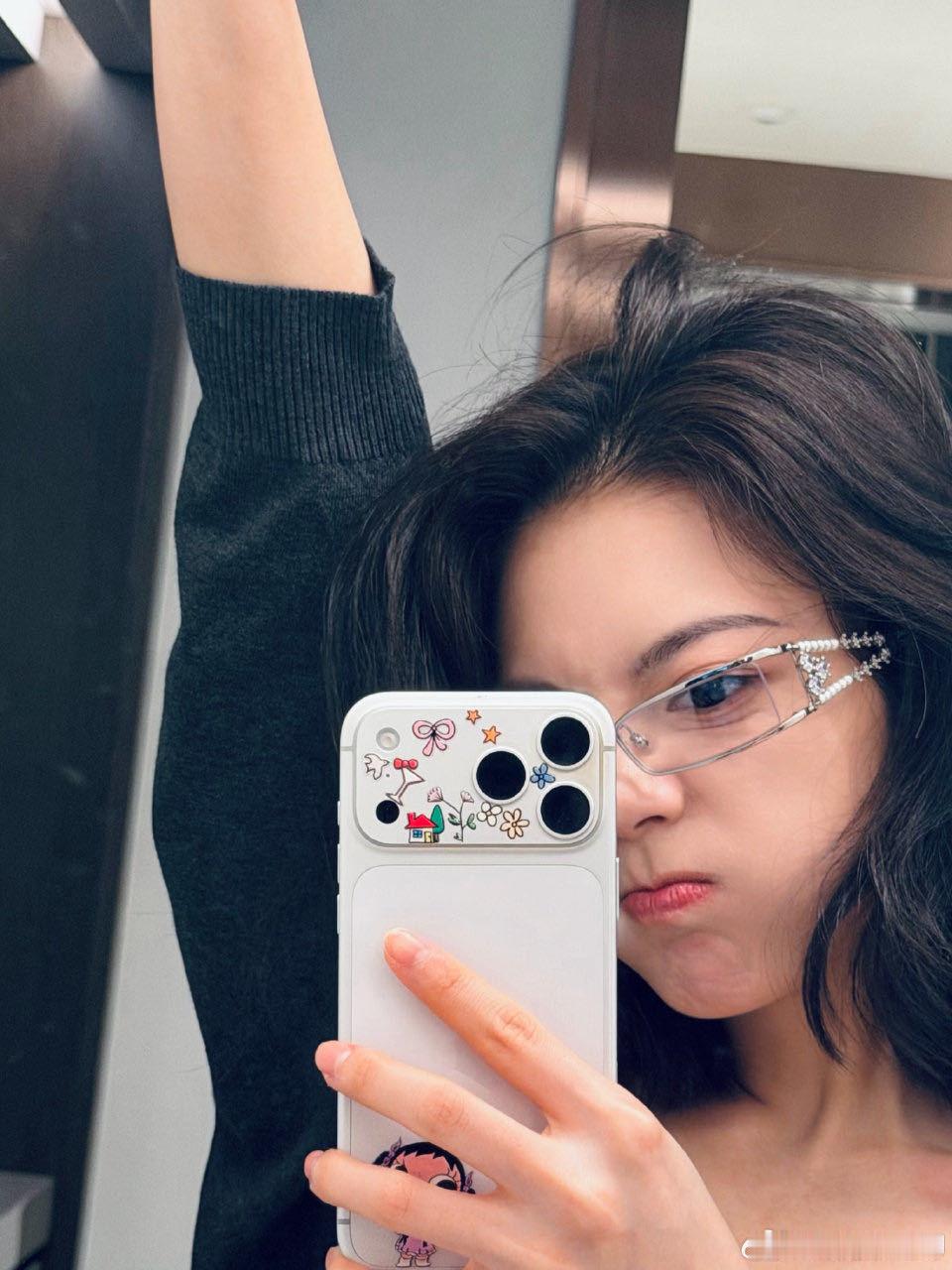 赵今麦整了个时兴的发型看完直接沦陷！及肩碎发修饰脸型超绝，又帅又美，辨识度直接